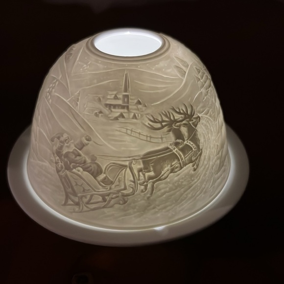 Bernardaud white porcelain Christmas themed fairy lamp. - Picture 5 of 6